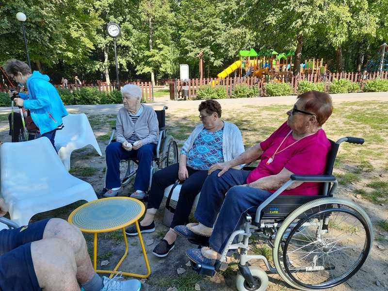mieszkańcy DPS spędzają czas w parku miejskim