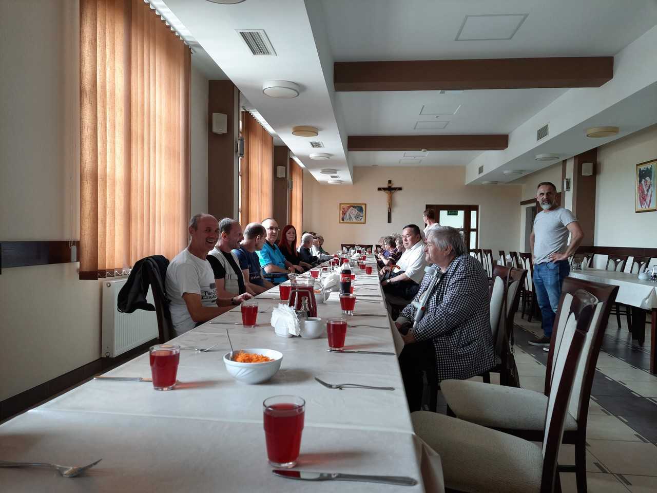 mieszkańcy DPS w restauracji