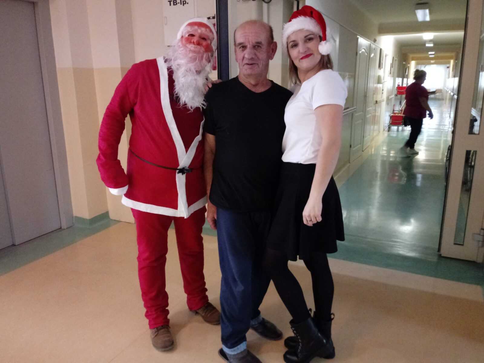 św. Mikołaj, Śnieżynka i mieszkaniec DPS pozują do zdjęcia