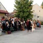 na placu miejskim odbywa się przedstawienie upamiętniające losy gorlickich żydów