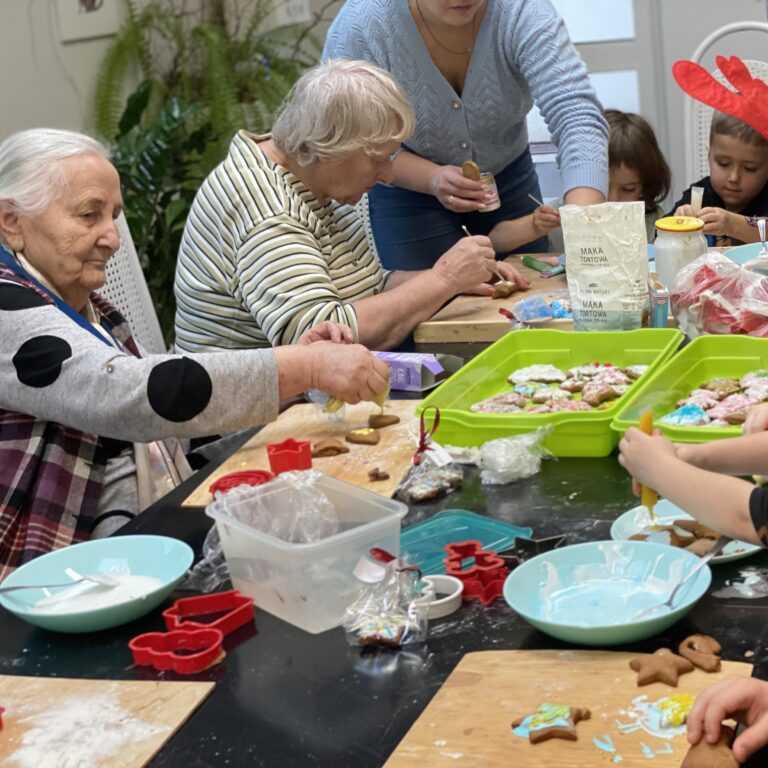 Wspólne pieczenie pierniczków z Przedszkolakami